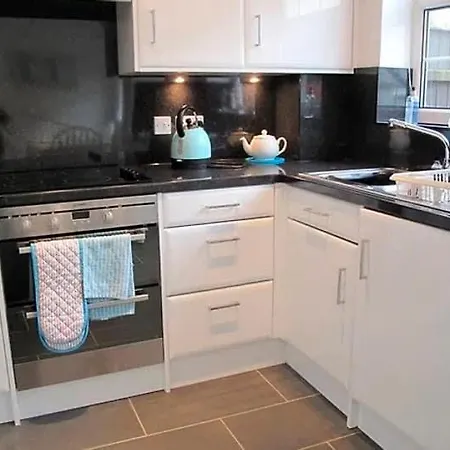 Vakantiehuis Ivy House - Seafront House With Garden Seating And Stunning Sea Views! - Ocholo *