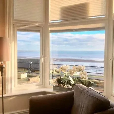 Ivy House - Seafront House With Garden Seating And Stunning Sea Views! - Ocholo Filey